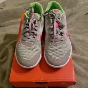 Nike tennis shoe size 8 EUC